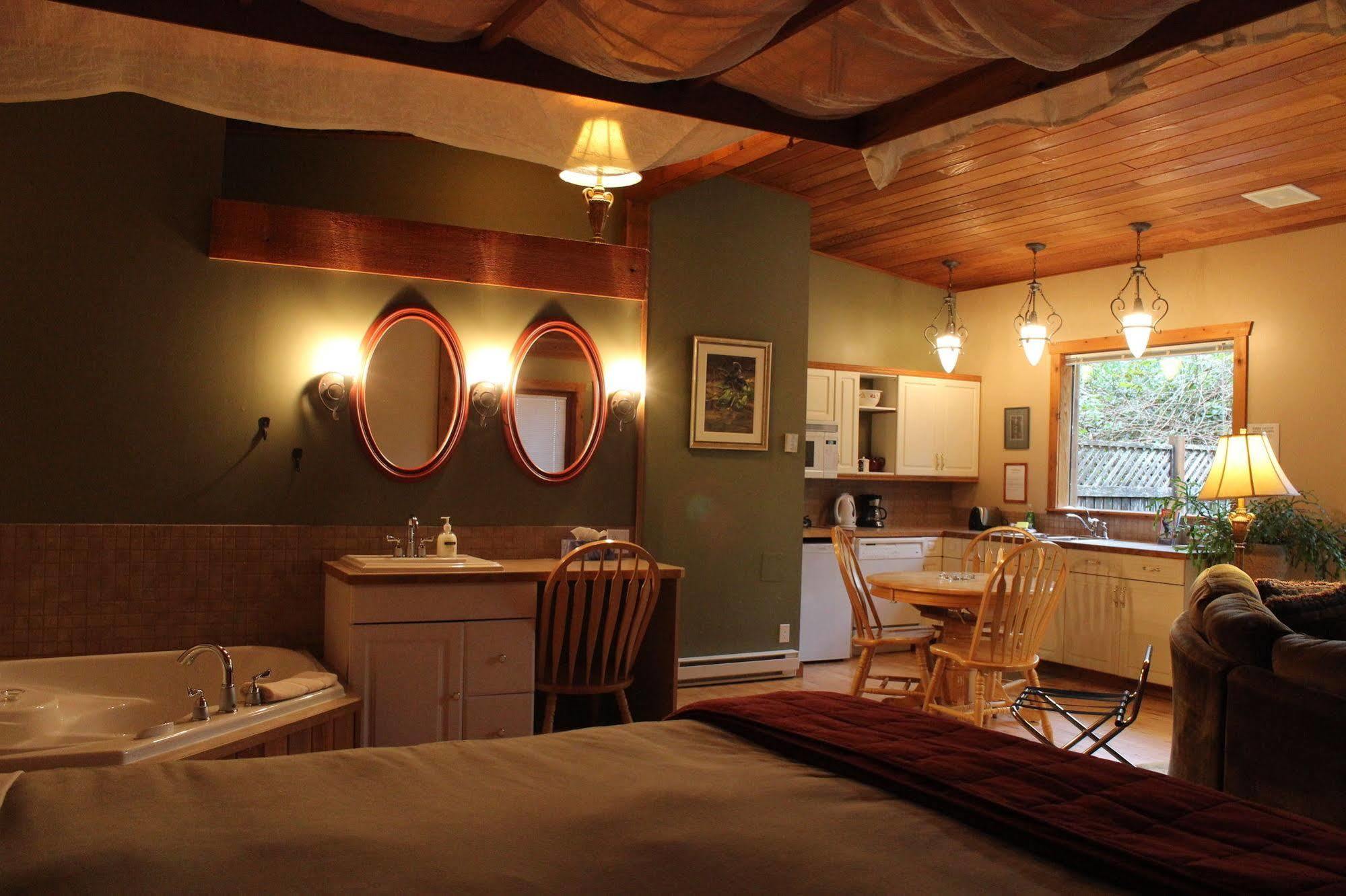 Sea Star Suites Tofino Bagian luar foto