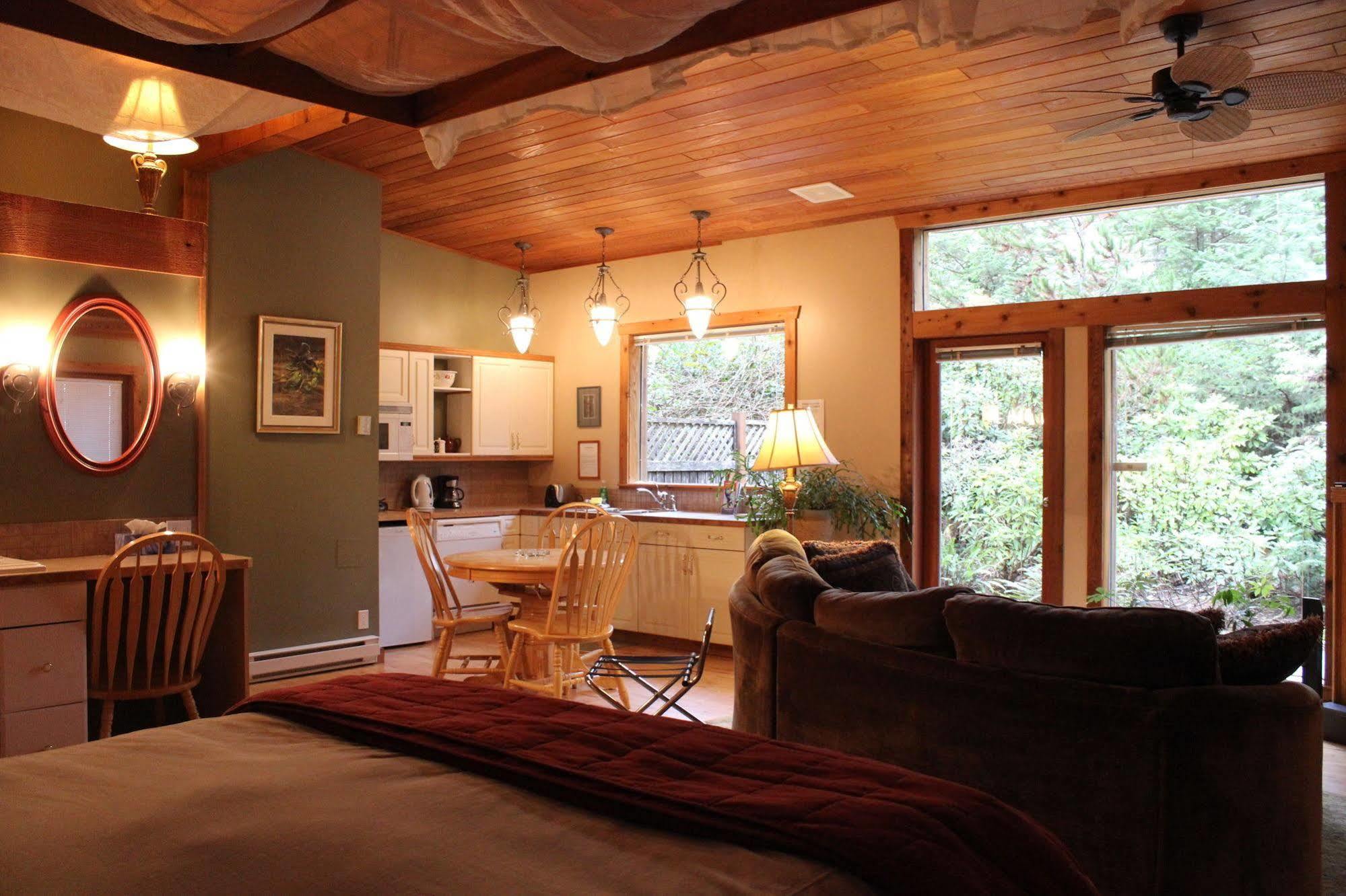Sea Star Suites Tofino Bagian luar foto