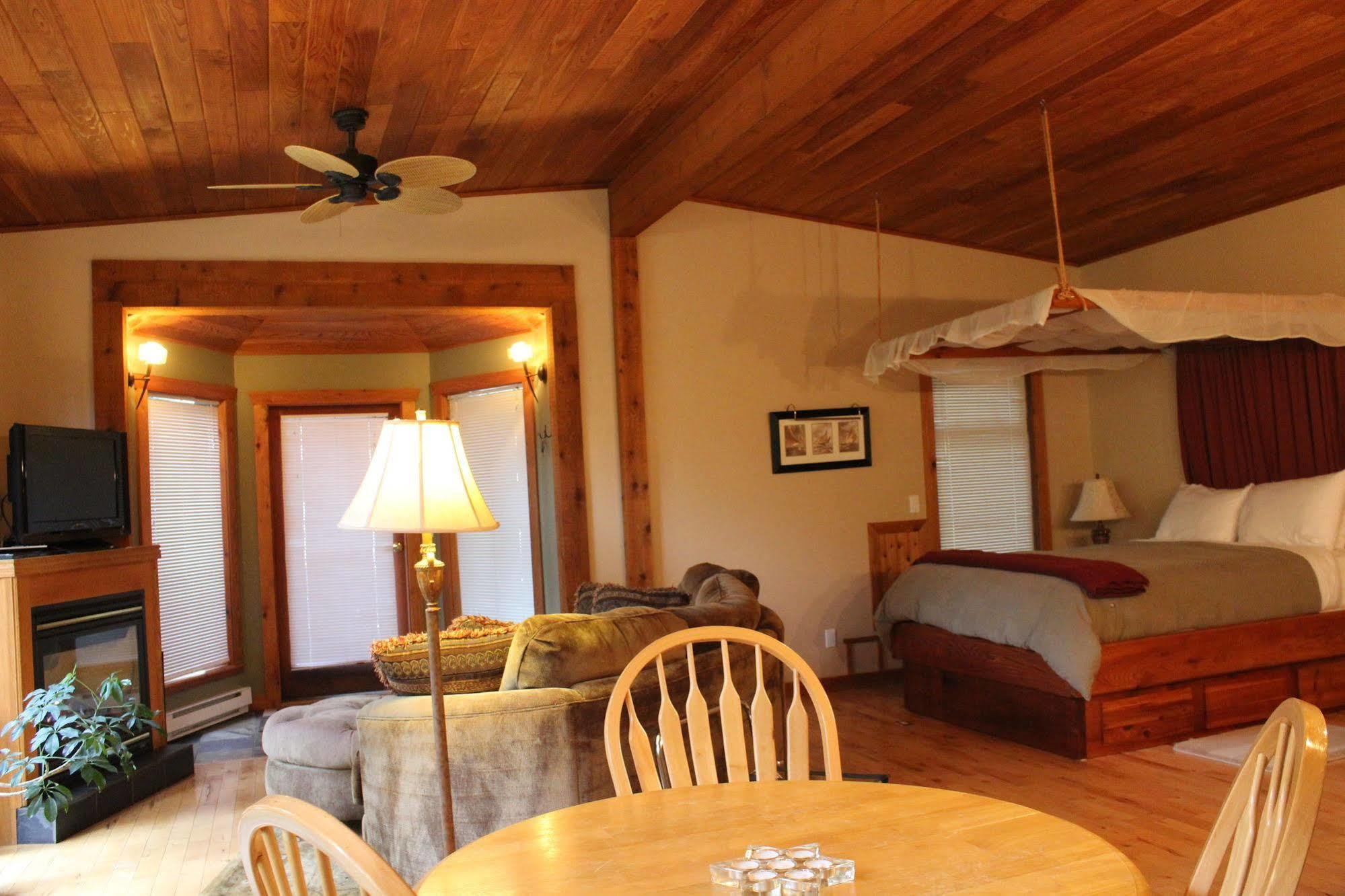 Sea Star Suites Tofino Bagian luar foto