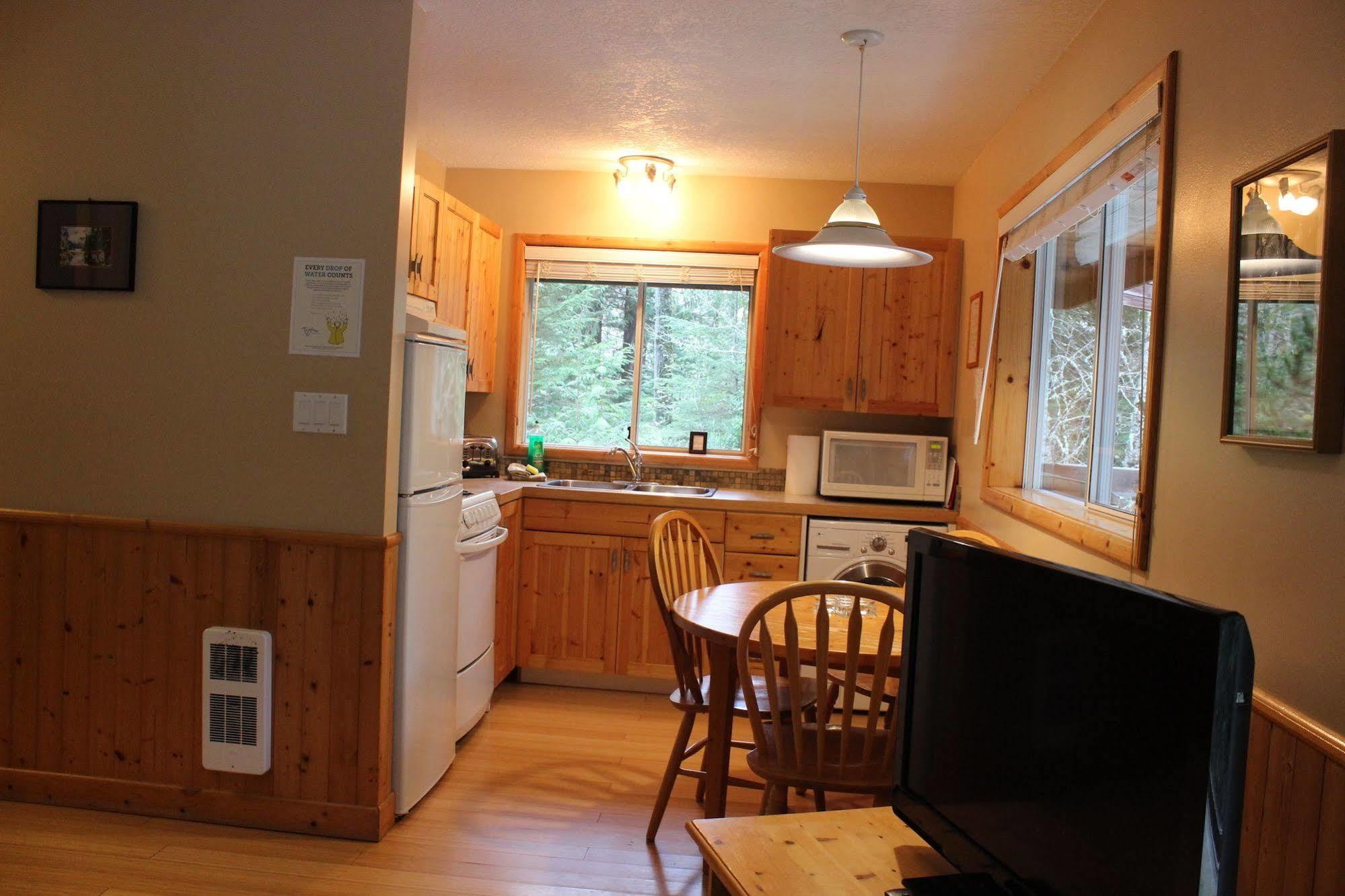 Sea Star Suites Tofino Bagian luar foto