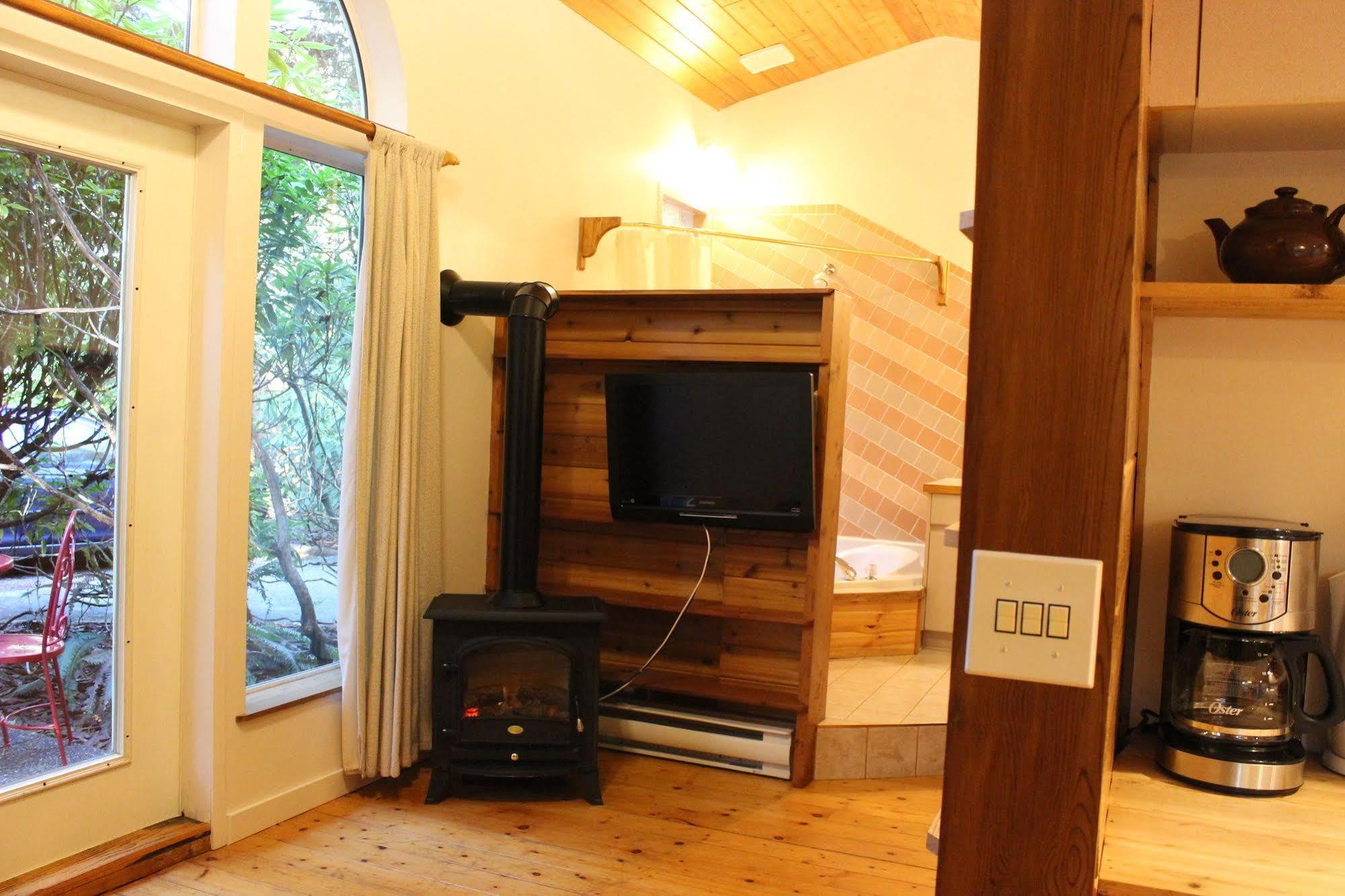 Sea Star Suites Tofino Bagian luar foto